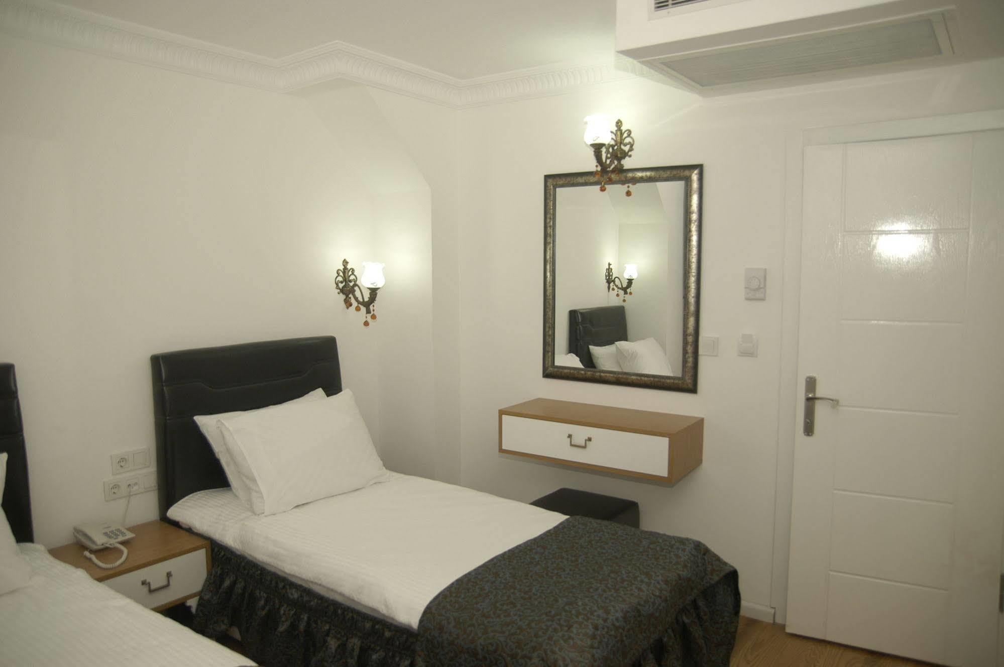 Jakaranda Hotel Istanboel Buitenkant foto