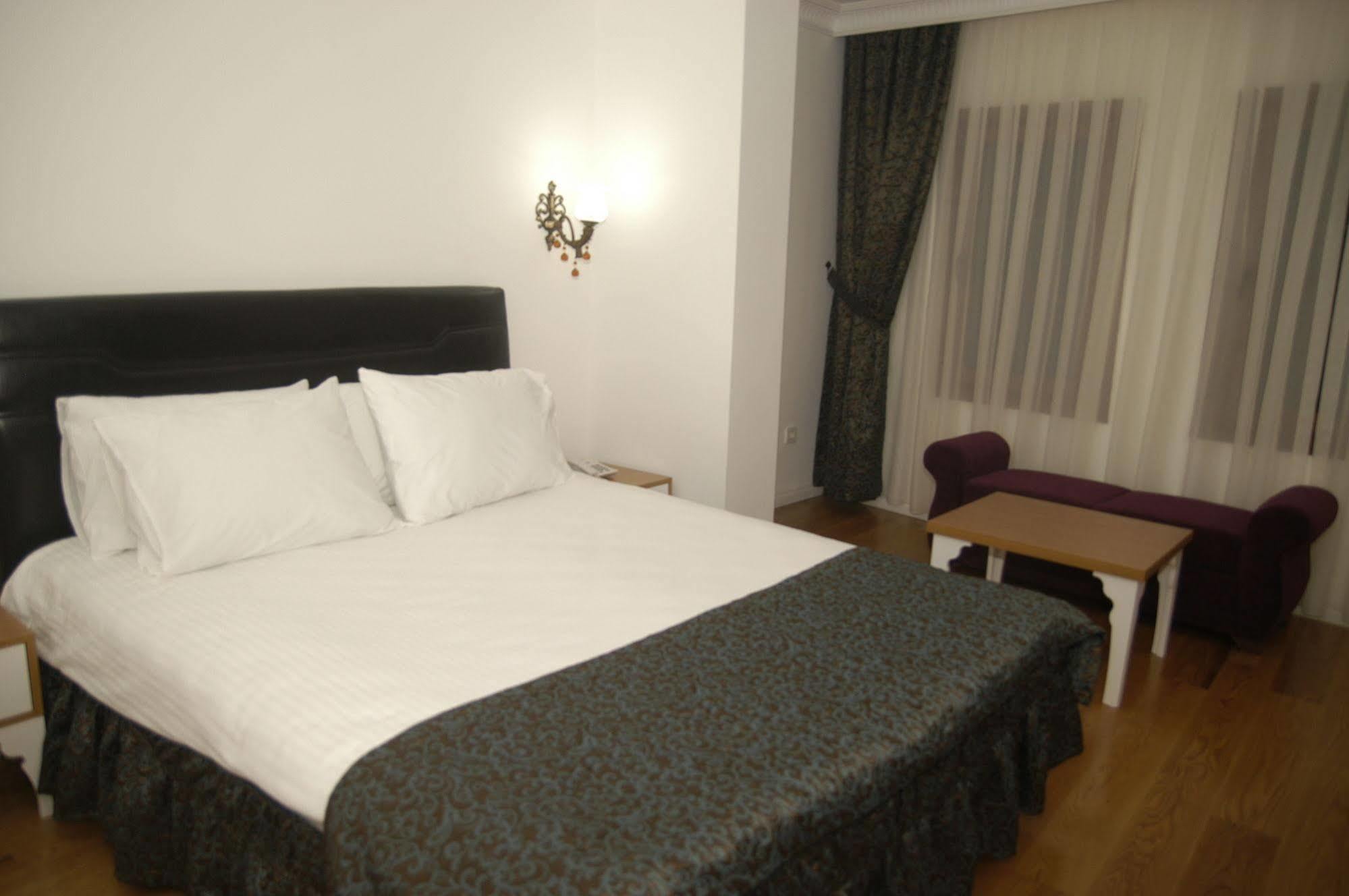 Jakaranda Hotel Istanboel Buitenkant foto